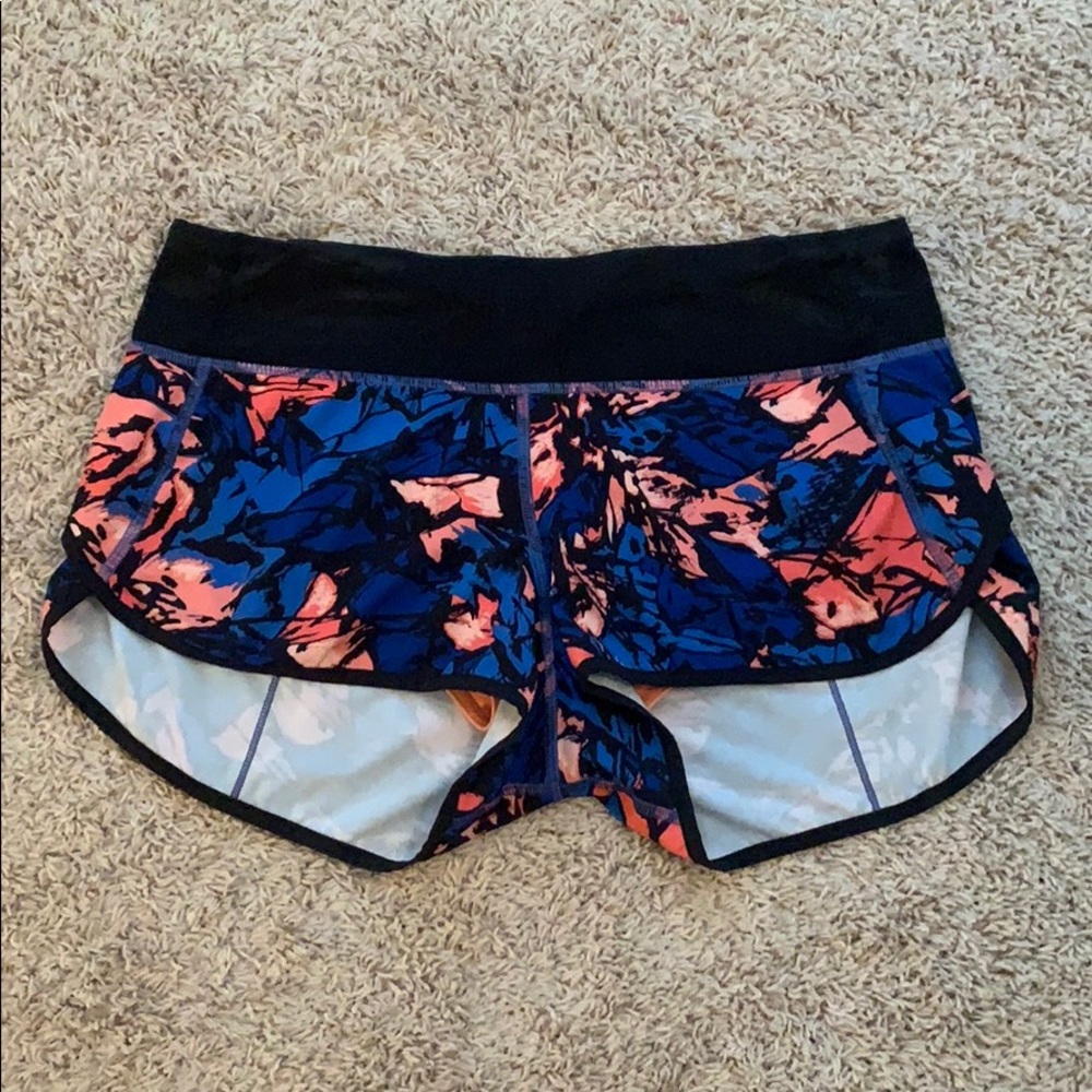 LULULEMON ATHLETICA size 6 speed up short 2.5”